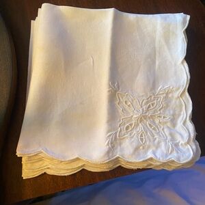 Vintage set of 4 Embroidered White Table Napkins